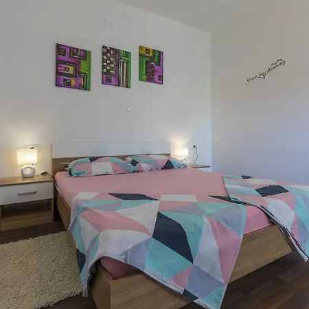 Hundefreundliches Mit Bbq, Privatem Balkon Und Nur 700 Meter Zum Crikvenica