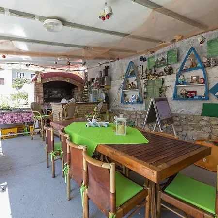 Hundefreundliches Mit Bbq, Privatem Balkon Und Nur 700 Meter Zum Apartmán Crikvenica